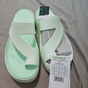 NWT Croc Getaway Platform Toe Loop